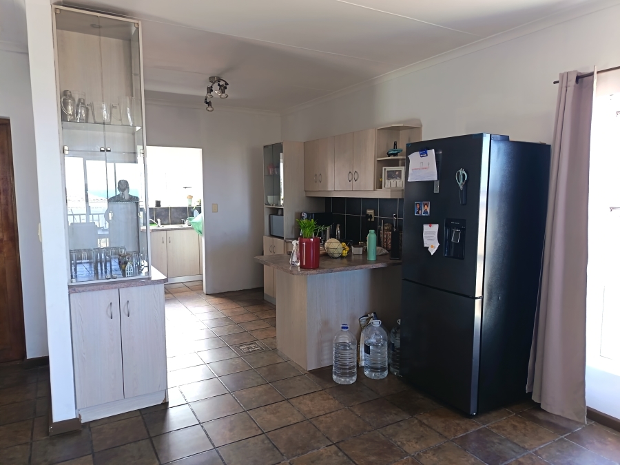 To Let 4 Bedroom Property for Rent in Hoogland Western Cape